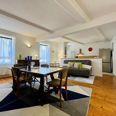 The Duplex Des Flots In The Heart Of Just Steps From The