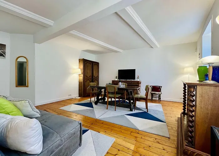 The Duplex Des Flots In The Heart Of Just Steps From The Grandcamp-Maisy