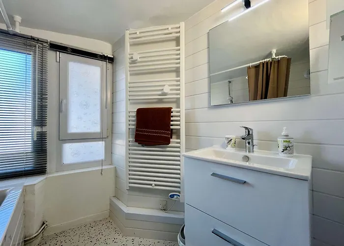 Apartman The Duplex Des Flots In The Heart Of Just Steps From The Grandcamp-Maisy