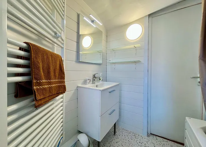 Apartman The Duplex Des Flots In The Heart Of Just Steps From The Grandcamp-Maisy