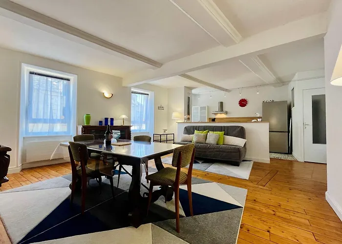 The Duplex Des Flots In The Heart Of Just Steps From The