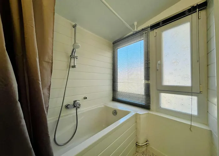 Apartman The Duplex Des Flots In The Heart Of Just Steps From The Grandcamp-Maisy